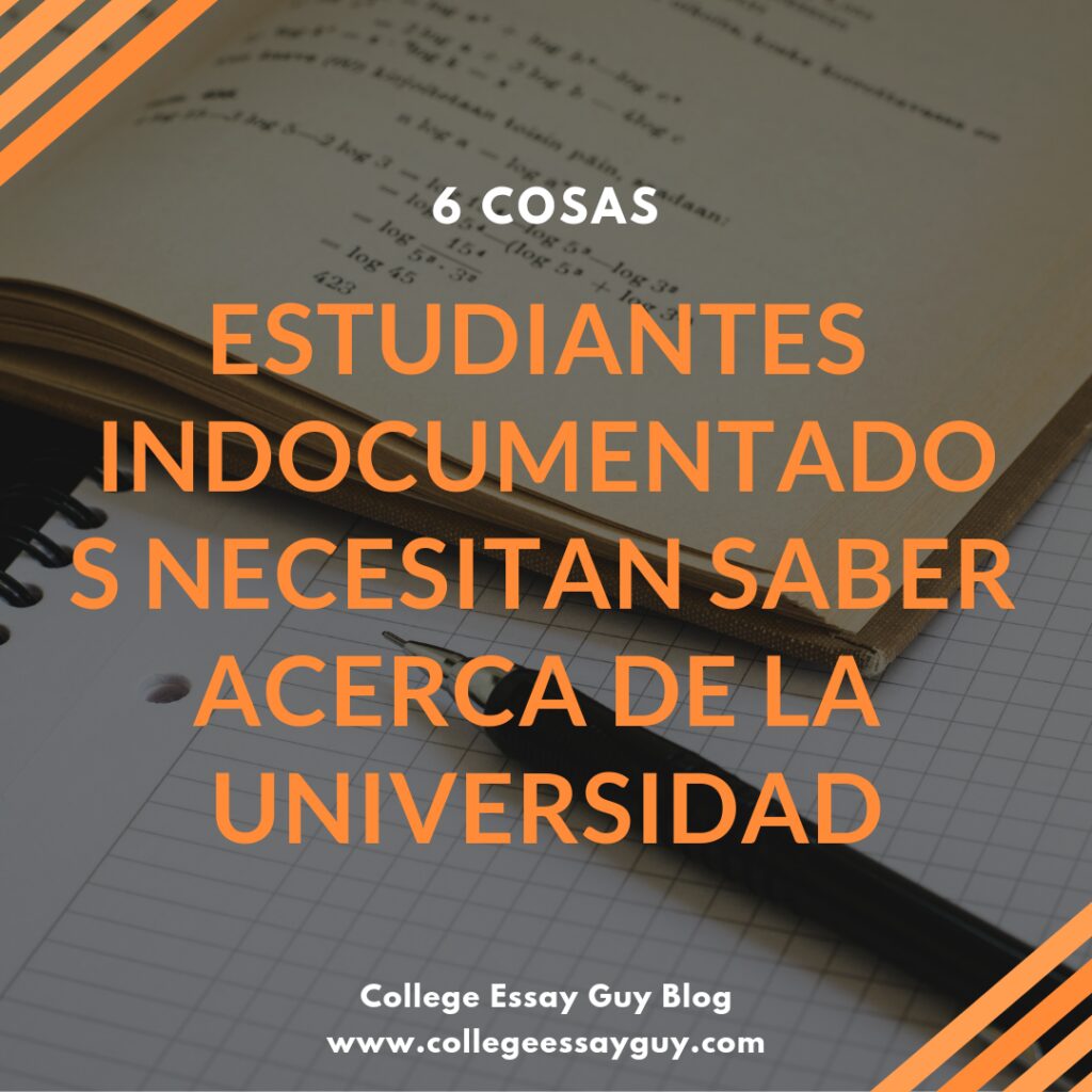 Open book and pen on a desk with Spanish text: "6 cosas estudiantes indocumentados necesitan saber acerca de la universidad." Website and blog name at the bottom.